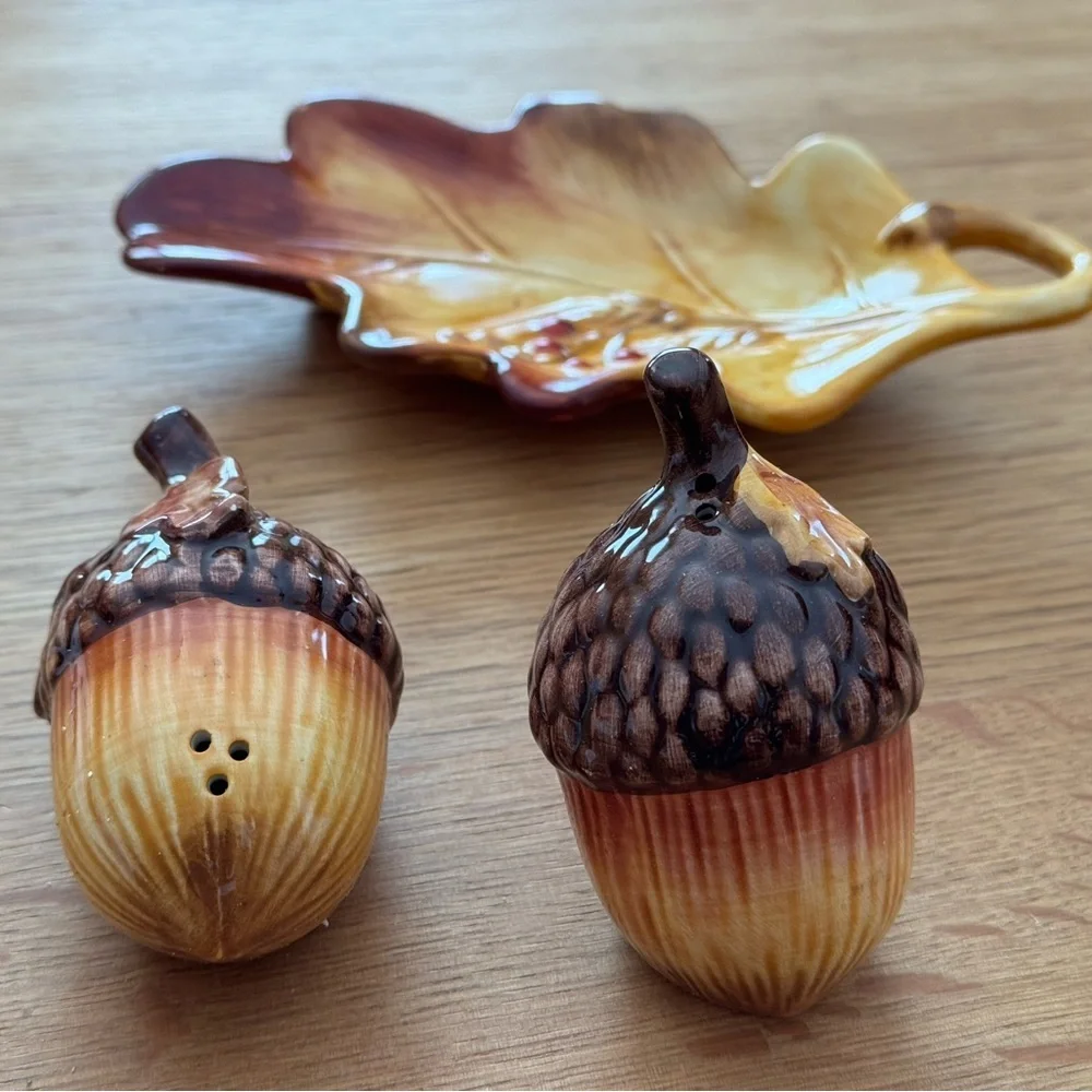 Fitz & Floyd Harvest Acorn Salt & Pepper w/ Leaf Tray